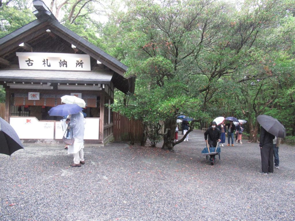伊勢神宮のお守りの種類や効果、値段など。返納場所に関する意外な理由|イチのメモ帳 伊勢神宮のお守りの種類や効果、値段など。返納場所に関する意外な理由|イチのメモ帳